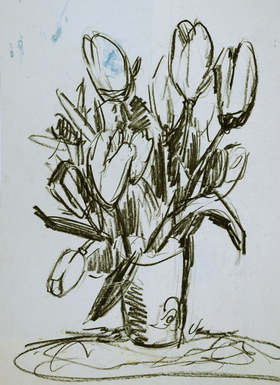 Konrad Sommer:  Tulpen in einer Vase, um 1972, Kohle, blaue Farbe auf Papier, 26,0 x 18,6 cm