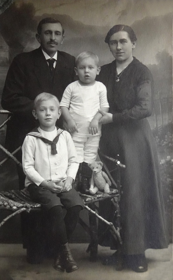 Konrad Sommer mit seinen Eltern  Tobias und Maria Sommer und seinem ältern Bruder Otto im Alter von 3 Jahren, Schwarz-Weiß-Fotografie, um 1918 