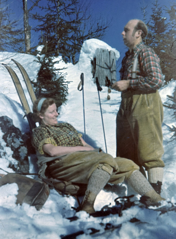 Konrad und Antonie Sommer während einer Pause beim Skilanglauf, Bilddatei nach einem Farbdia, um 1955 