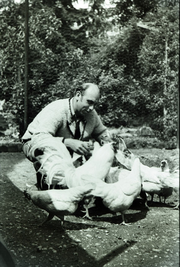 Konrad Sommers mit Hühnern, Schwarz-Weiß-Fotografie, um 1955 